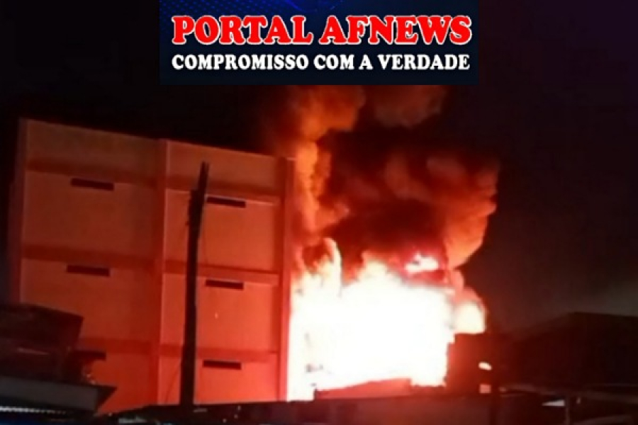 INCÊNDIO DE GRANDES PROPORÇÕES ATINGE PRÉDIO COMERCIAL NO BURITIZAL