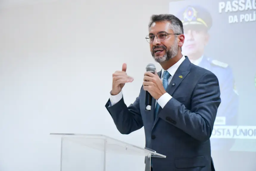 Recebe a liderança no melhor momento da Polícia Militar do Amapá’, afirma Clécio na passagem de comando da instituição