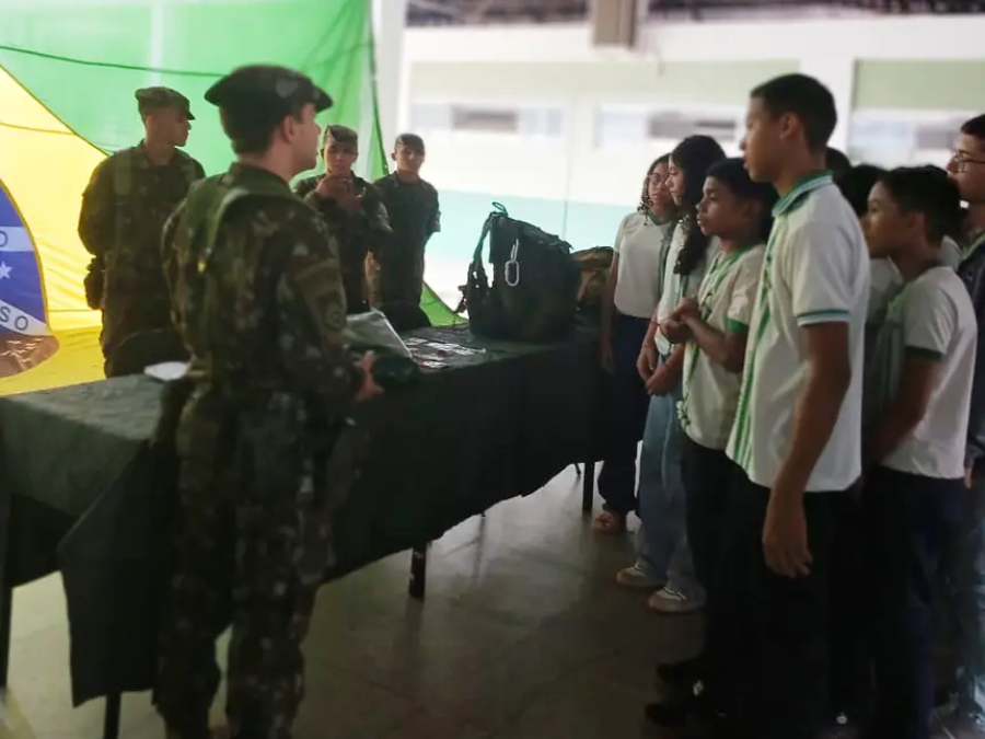 Alunos da Escola Estadual Maria Neusa do Carmo visitam o 24º BIS, em Macapá, e vivenciam rotina do Exército Brasileiro