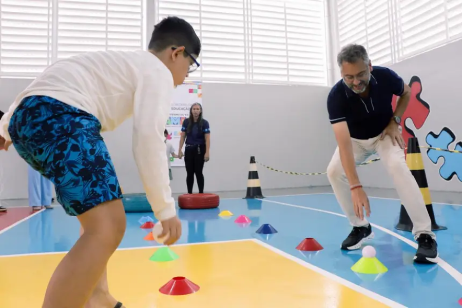 Mais que um prédio ou um veículo, são meios que garantem acessibilidade’, afirma Clécio ao entregar quadra e ônibus ao Centro Mundo Azul, em Santana