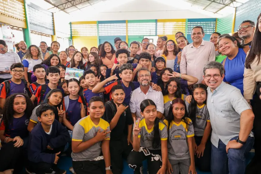 Revolução tecnológica e educacional’, diz Clécio ao lançar programa Escola Tech Amapá com entrega de notebooks e internet via satélite