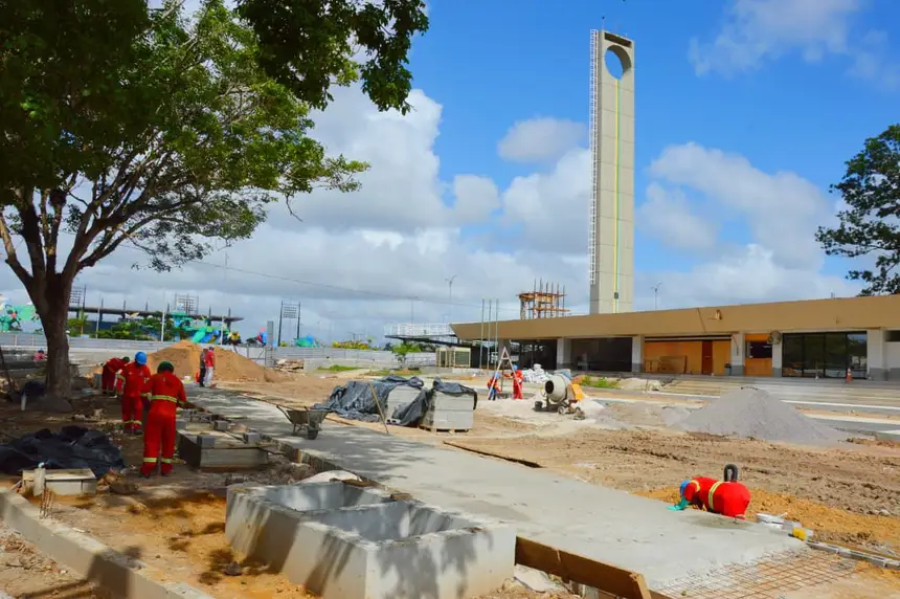 Obra de revitalização do Monumento Marco Zero, em Macapá, executada pelo Governo do Estado, recebe frentes de drenagem e paisagismo