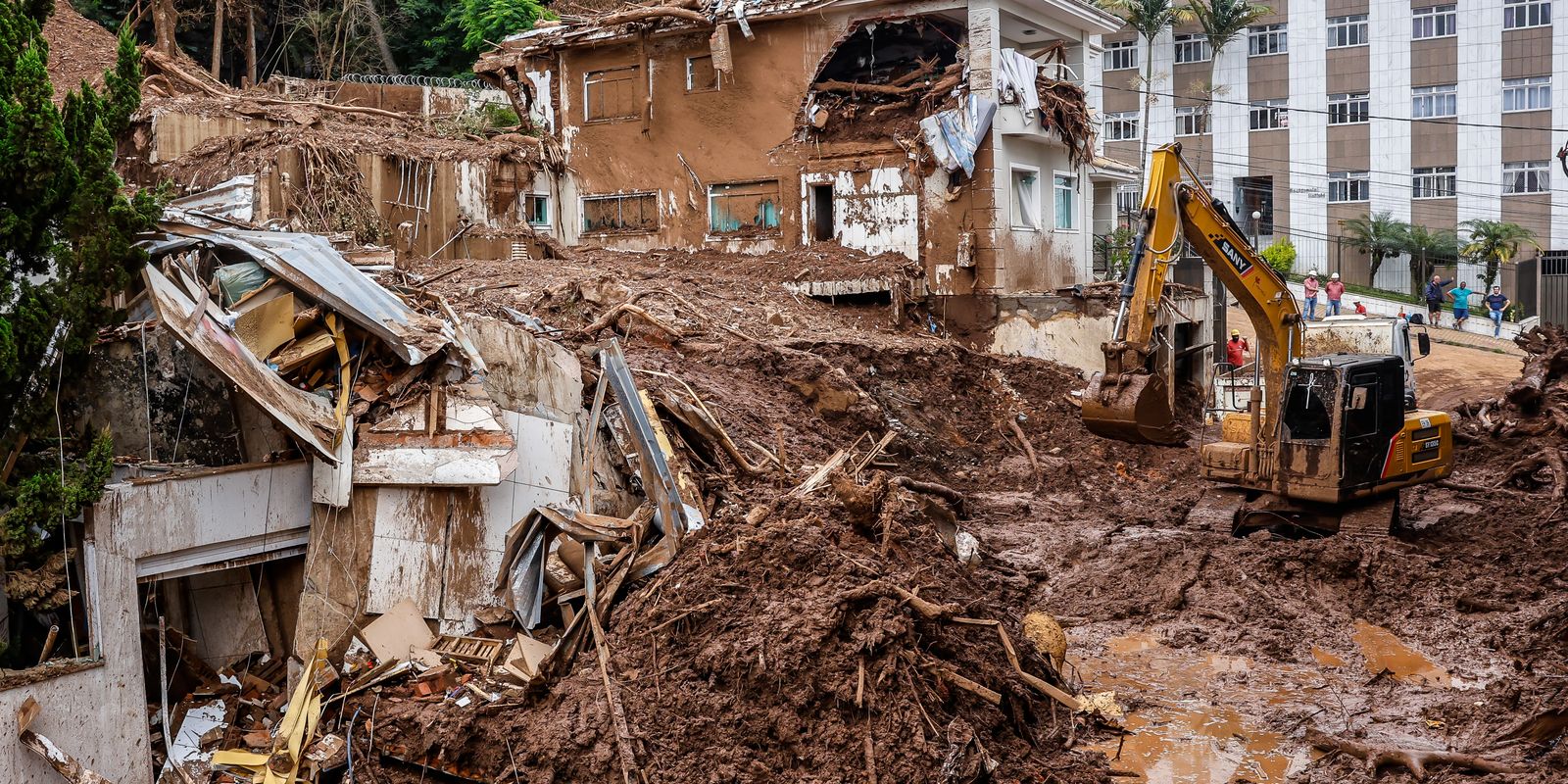 Chuvas em Minas: bombeiros buscam a última vítima desaparecida em Ubá