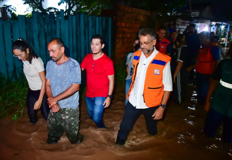 Governador Clécio mobiliza suporte a famílias afetadas pela chuva em Santana e determina situação de emergência