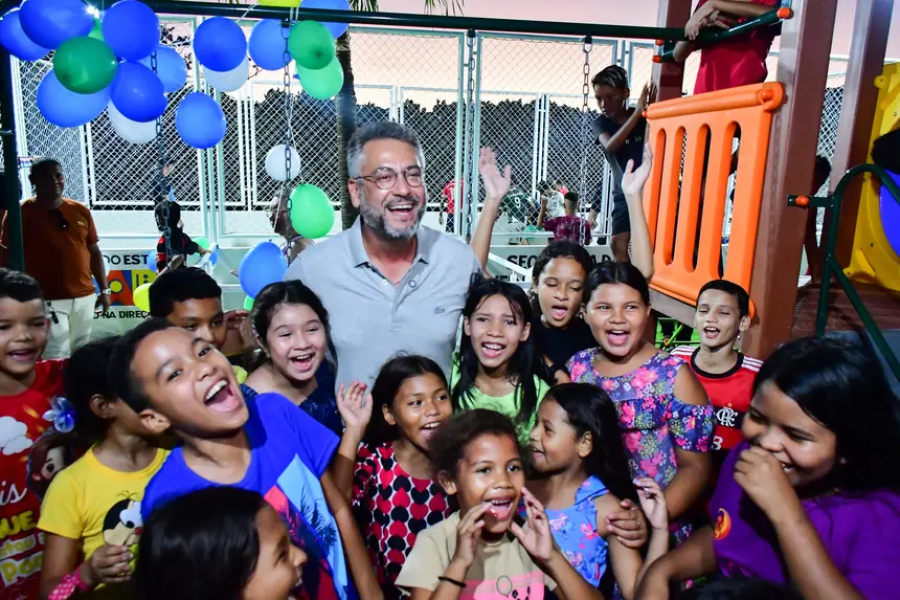 Governador Clécio celebra, com a comunidade da 18ª Avenida do Congós, a entrega de parquinho, transformando o espaço em um ponto de acolhimento
