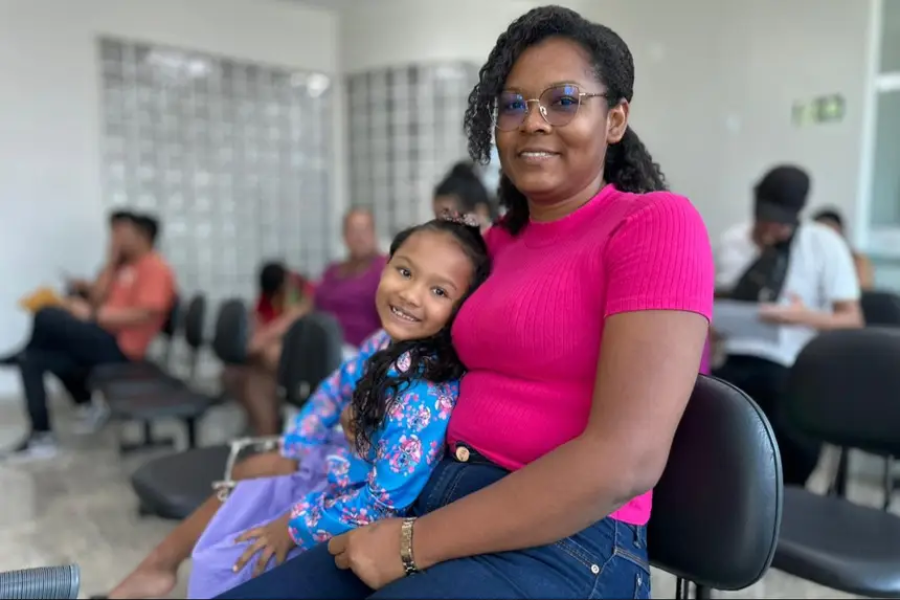 ‘Vale a pena a distância’, diz mãe da comunidade do Ariri, que percorreu mais de 30 km para tratar a filha no CEO II, em Macapá