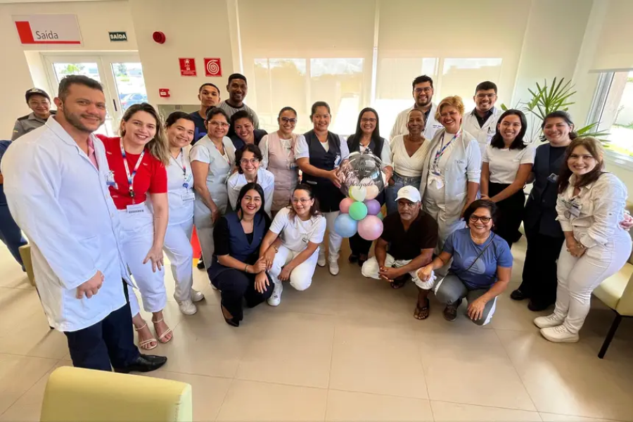  'Cheia de gratidão', diz professora ao homenagear equipe do Centro de Radioterapia do Amapá após tratamento contra o câncer