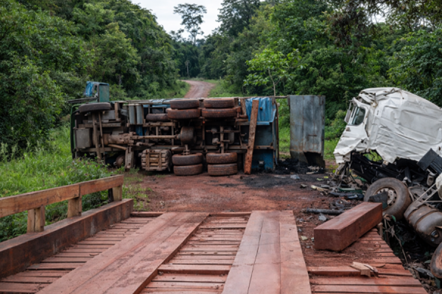 Acidente entre caminhões deixa motorista em estado grave na BR-156, no sul do Amapá