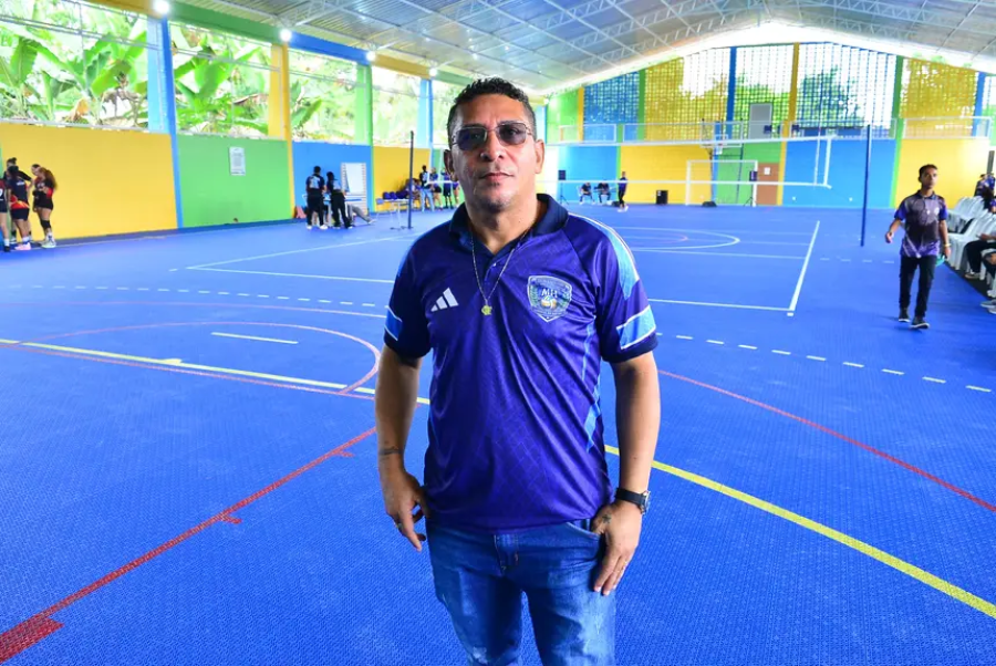 'O governador Clécio é o melhor gestor para a educação', diz diretor durante entrega de quadra esportiva, em Laranjal do Jari