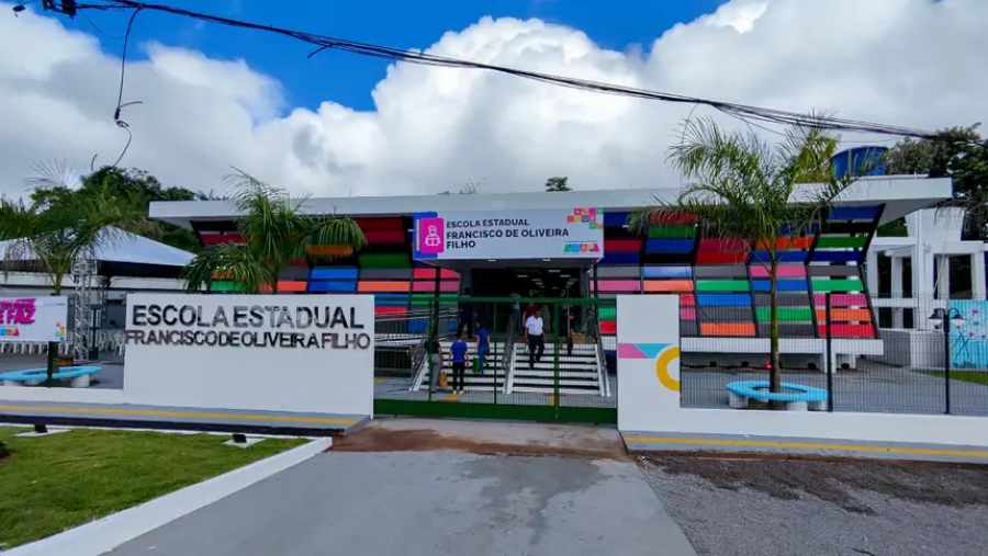Governo do Amapá acelera metas e entrega escola moderna em Anauerapucu, equipada com tecnologia e internet via satélite.