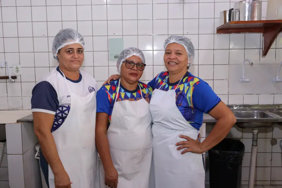 Governador Clécio anuncia pagamento inédito de auxílio-alimentação para funcionários da UDE