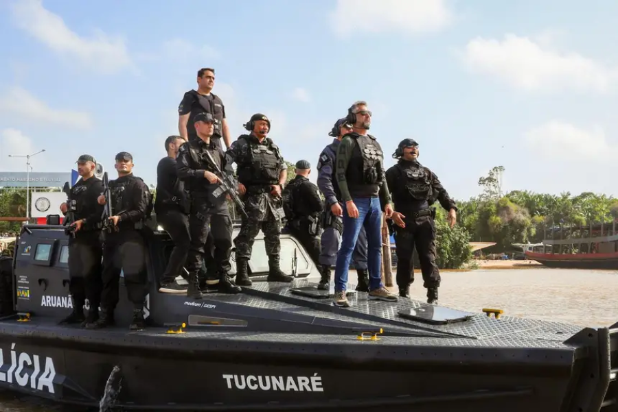‘Um tanque fluvial para patrulhamento e operações nos rios’, diz governador Clécio ao entregar lancha blindada à Segurança Pública do Amapá