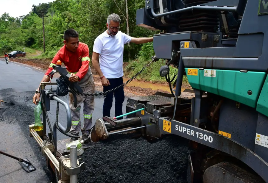 Clécio acompanha pavimentação inédita em ramal de acesso à Colônia de Água Branca, gerando desenvolvimento para Serra do Navio