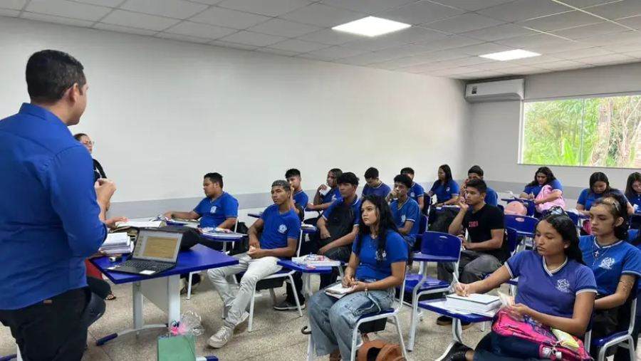 Governo do Amapá orienta estudantes da Escola Francisco de Oliveira Filho sobre Direitos do Consumidor
