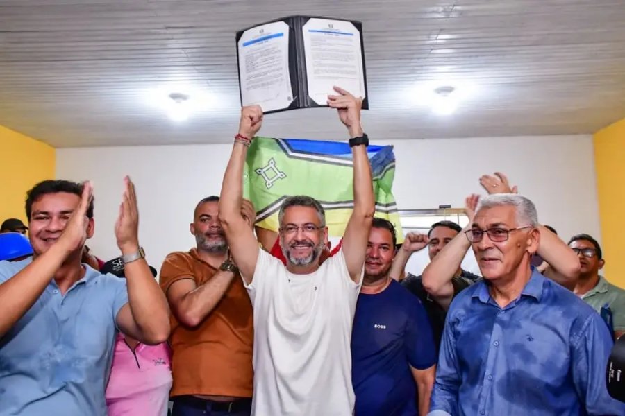 'Essa licença garante segurança jurídica para os garimpeiros trabalharem', diz governador Clécio na entrega do licenciamento à Coogal em Calçoene