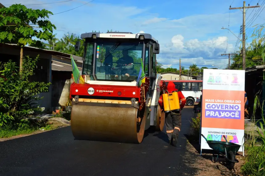 Governo do Amapá intensifica frentes de pavimentação asfáltica no Distrito da Fazendinha, em Macapá