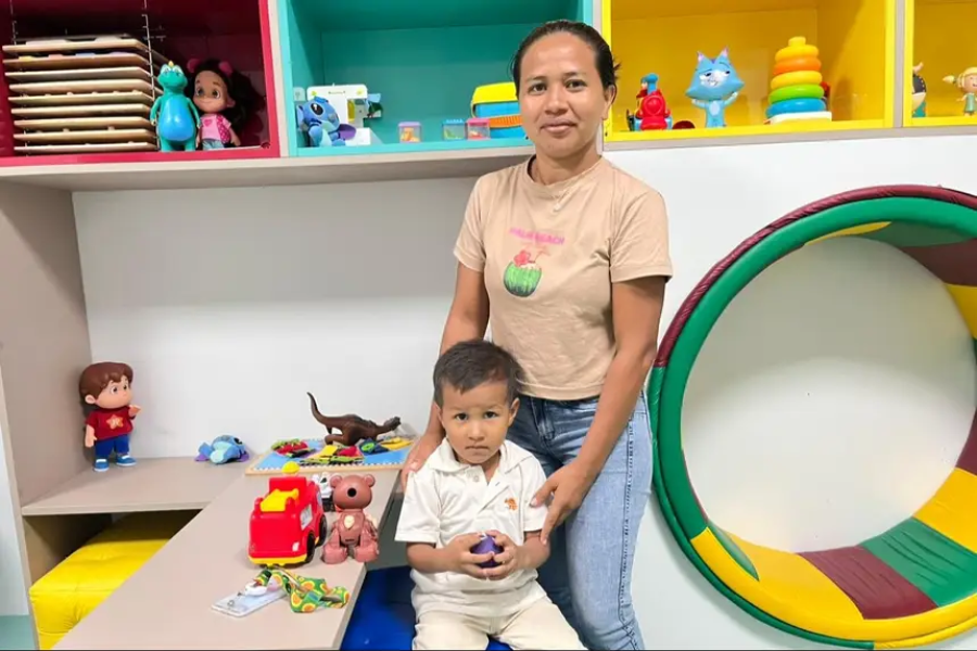 ‘Ele nem falava e hoje interage e brinca’: mãe se emociona durante tratamento na neuropediatria do Hospital da Criança e do Adolescente