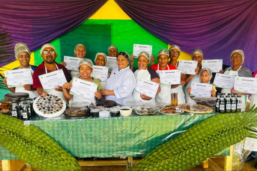 Governo do Amapá promove oficina de subprodutos do açaí durante festival no Cassiporé, em Oiapoque