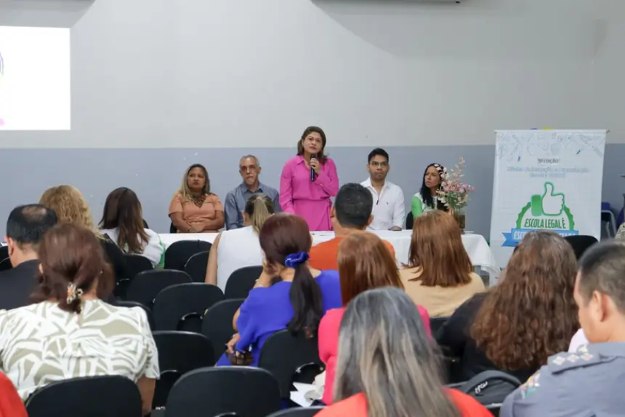 Governo do Amapá orienta escolas a regularizarem documentação em evento para gestores de Macapá e Santana