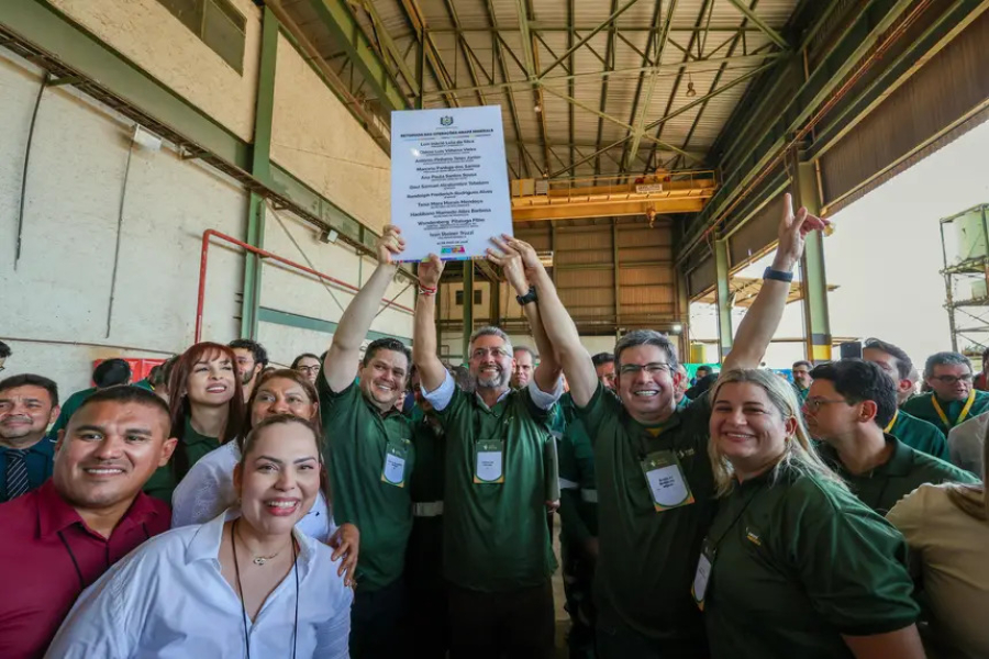 'São famílias que voltam a ter dignidade com a geração de mil empregos', afirma Clécio ao entregar licença que autoriza retomada da mineração no Amapá