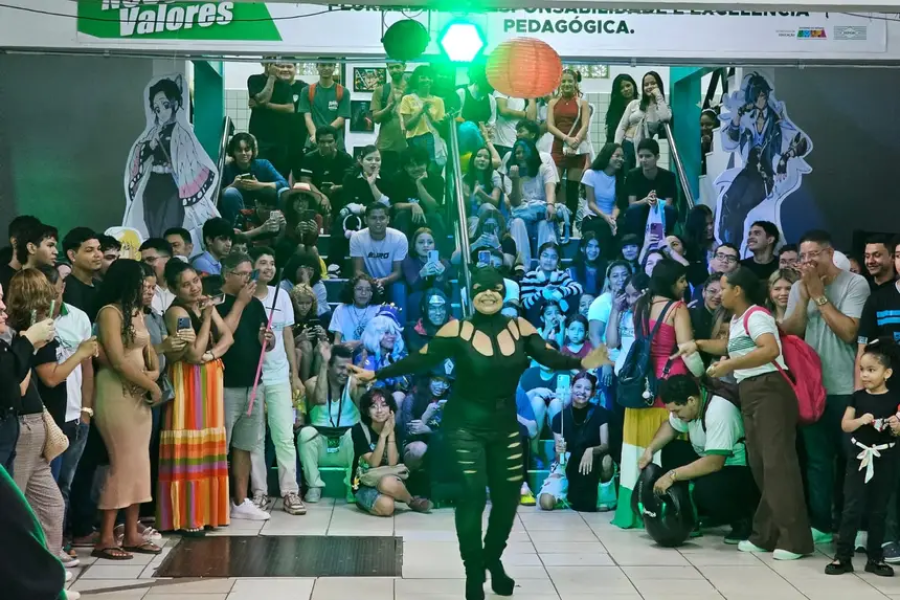 Segunda edição do Dia do Orgulho Nerd reúne desfile de cosplay e tecnologia na Escola Gabriel Almeida Café, em Macapá