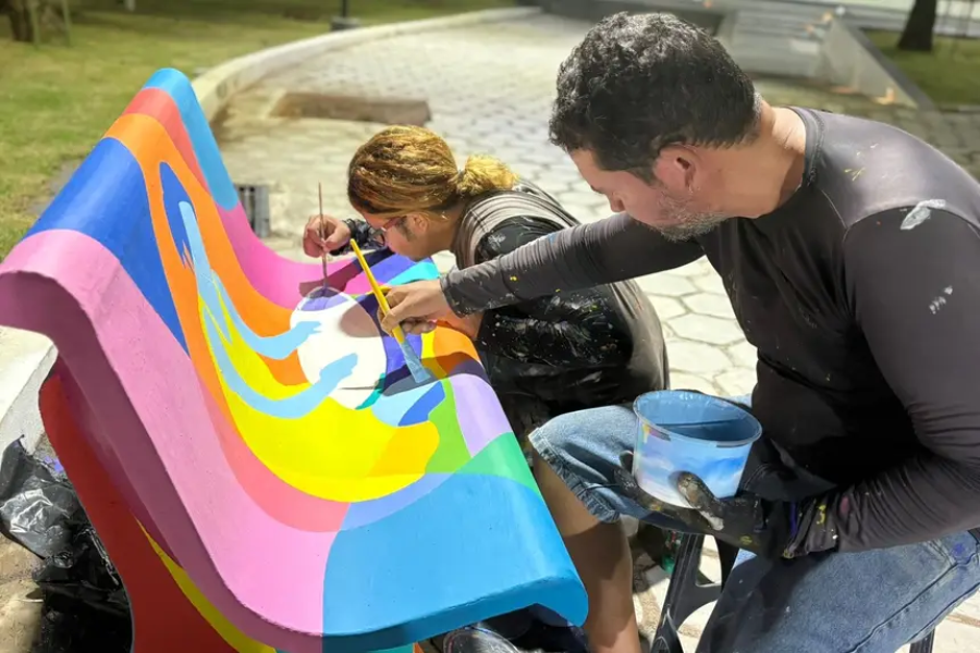 Valorizar a arte do Amapá: bancos do Parque Residência são revitalizados por artista amapaense