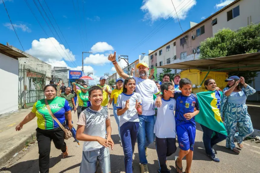 Ao lado dos moradores, governador Clécio acompanha serviços de asfaltamento e pintura no Residencial Macapaba, na Zona Norte de Macapá