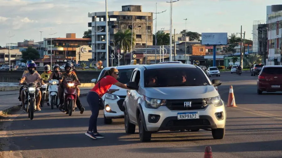 'Todos nós podemos fazer um pouquinho para ajudar o próximo', diz participante de blitz do Junho Vermelho na Orla de Macapá