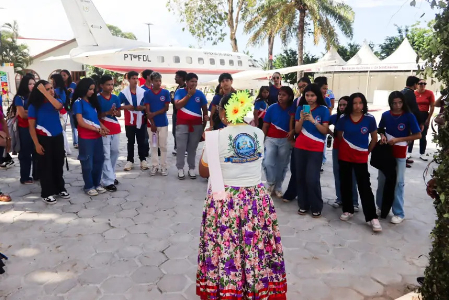 Alunos da Escola Edgar Lino participam de visita monitorada no Parque Residência, como parte da Semana do Marabaixo