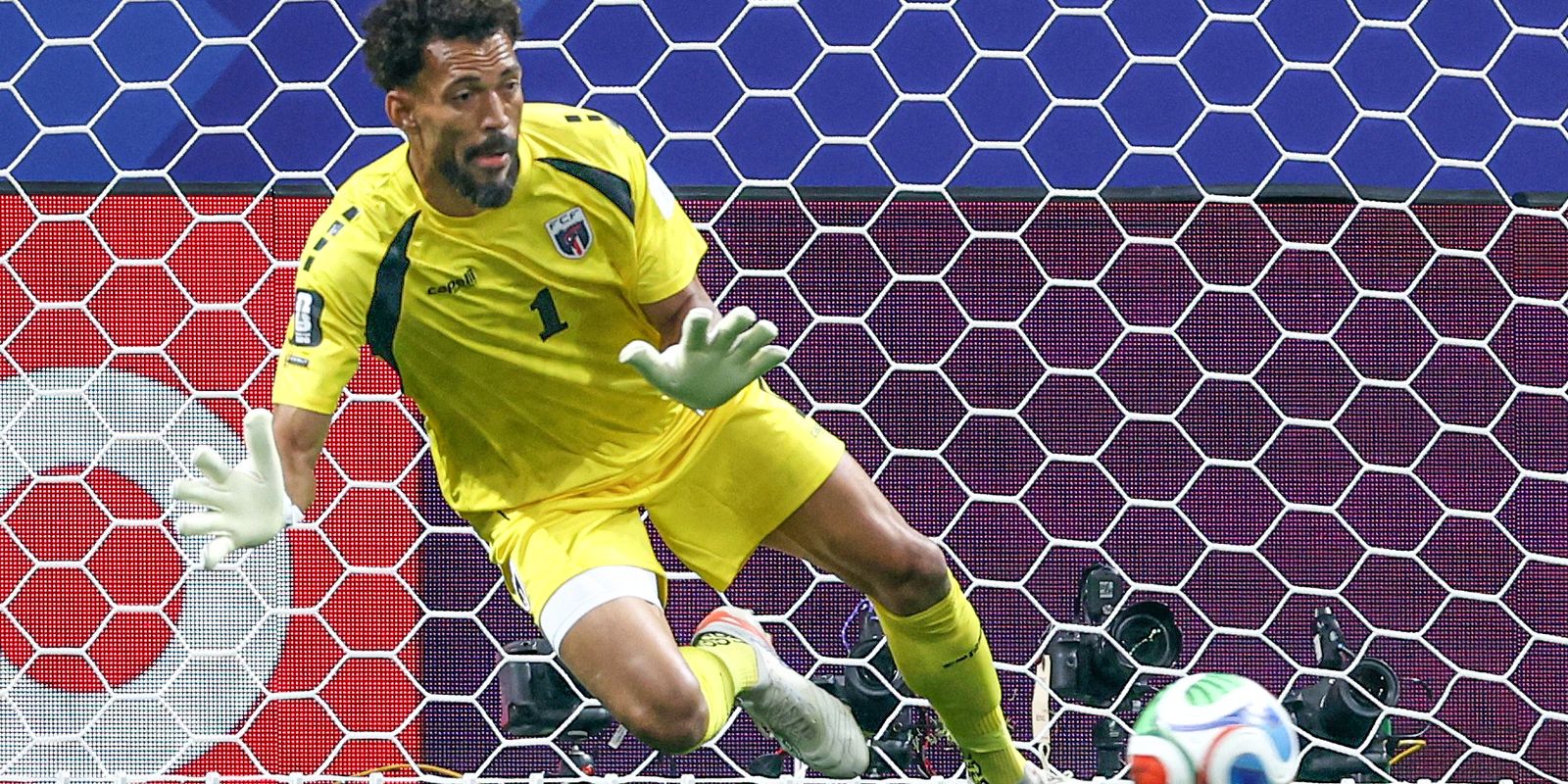 Cabo Verde segura Espanha e estreia em Copas com empate histórico