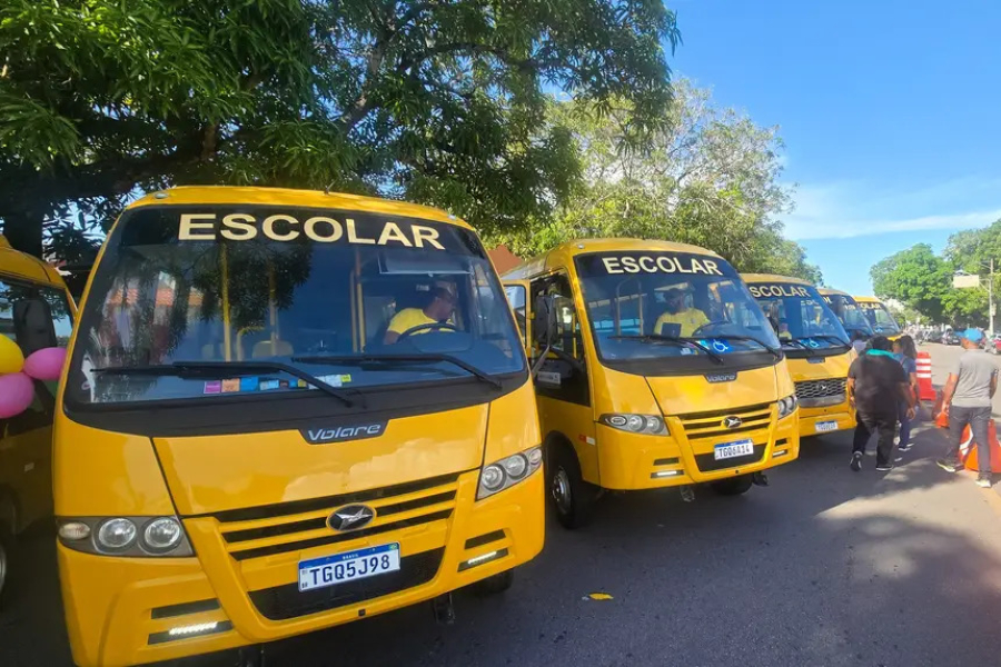 Governo do Amapá entrega 10 ônibus escolares equipados com GPS e sistema de monitoramento em tempo real