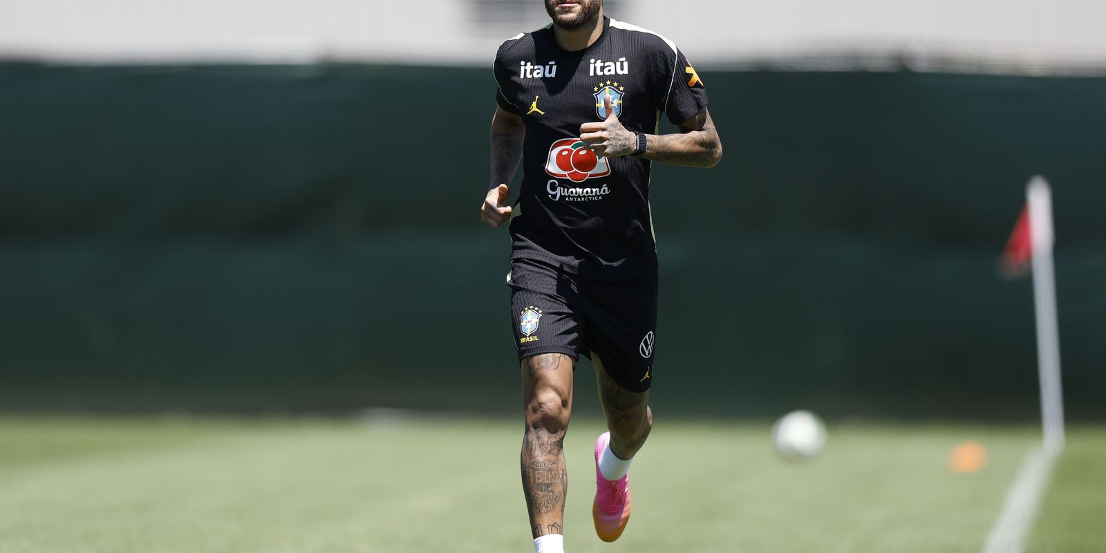 Para "otimizar" recuperação, Neymar está fora do jogo contra o Haiti