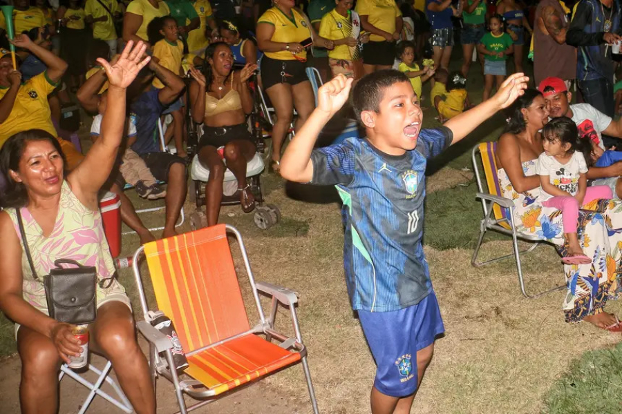 Entre torcidas e oportunidades, moradores celebram transmissão do jogo da Seleção Brasileira nos residenciais da Zona Norte