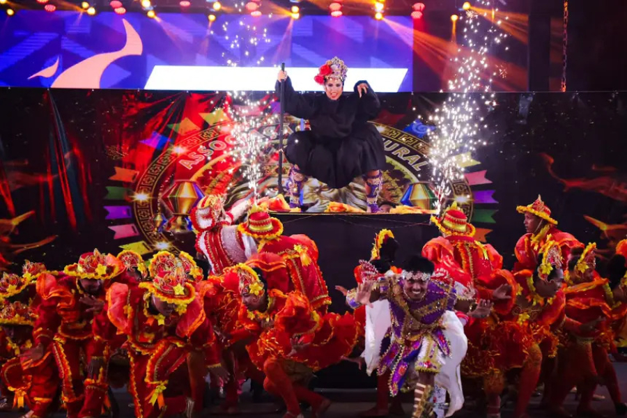 Cores, aromas e chamas: a magia do São João brilhou no 5º dia do Arraiá do Meio do Mundo com as quadrinhas estilizadas