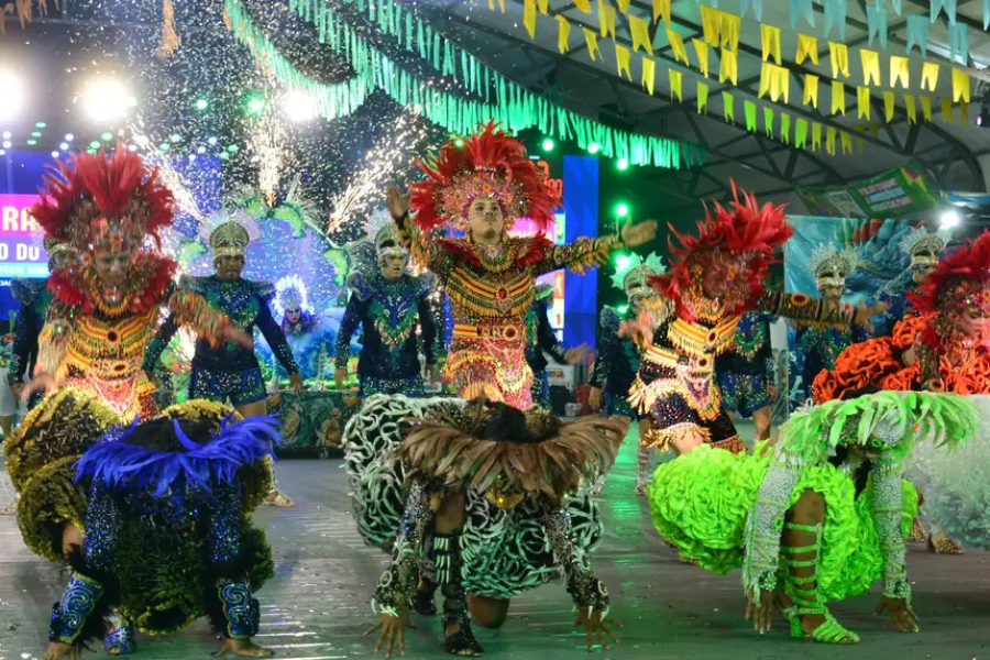 Entre estações, lendas e faroeste da paz, quadrilhas iluminam o Arraiá do Povo