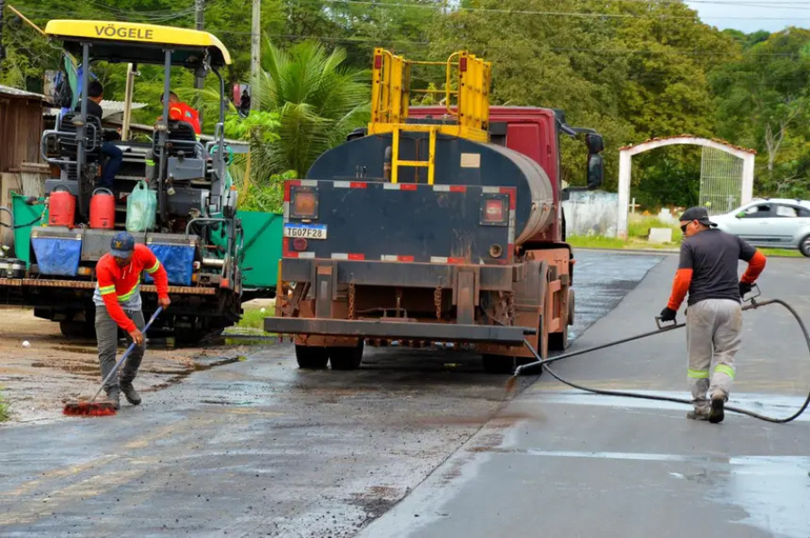 Governo do Amapá intensifica serviços de pavimentação no município de Ferreira Gomes para garantir dignidade e mobilidade urbana aos moradores