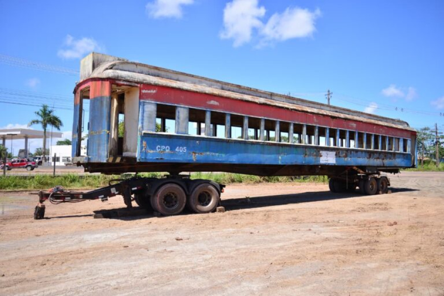 Vagões do ciclo do manganês são transportados para restauro