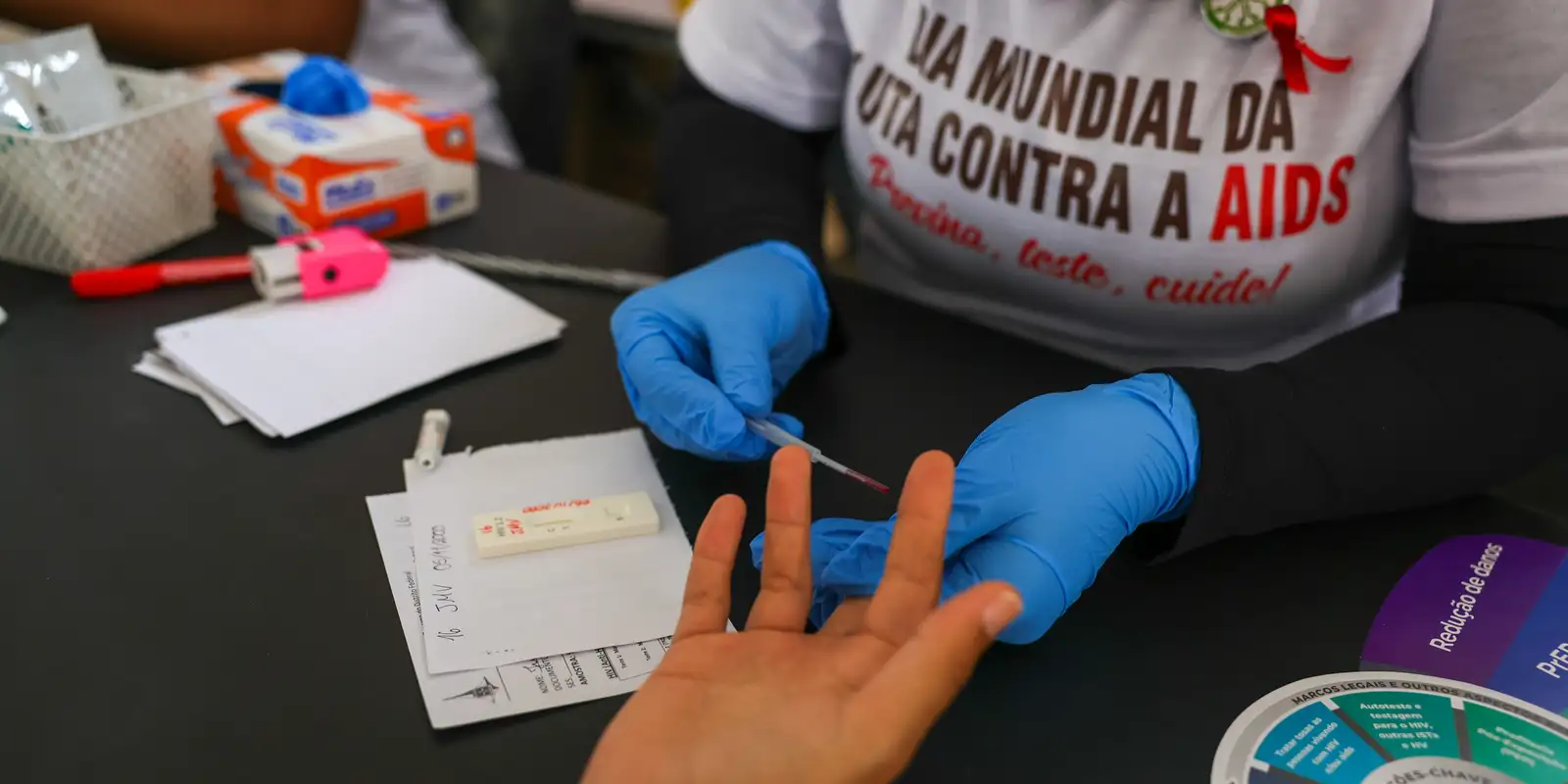 Desinformação sobre HIV dificulta tratamento e aumenta preconceito