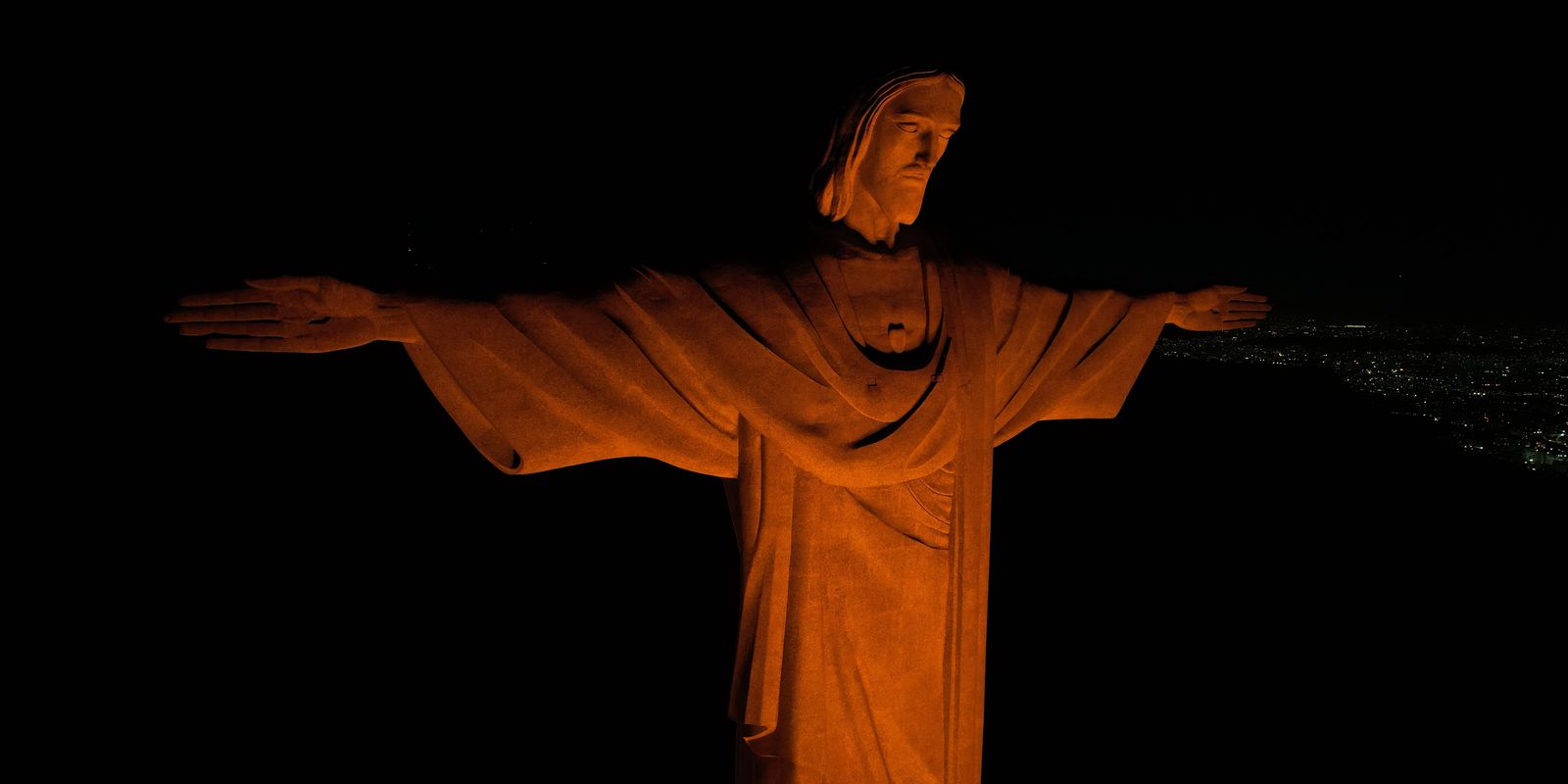 Cristo Redentor iluminado na cor laranja alerta contra o feminicídio