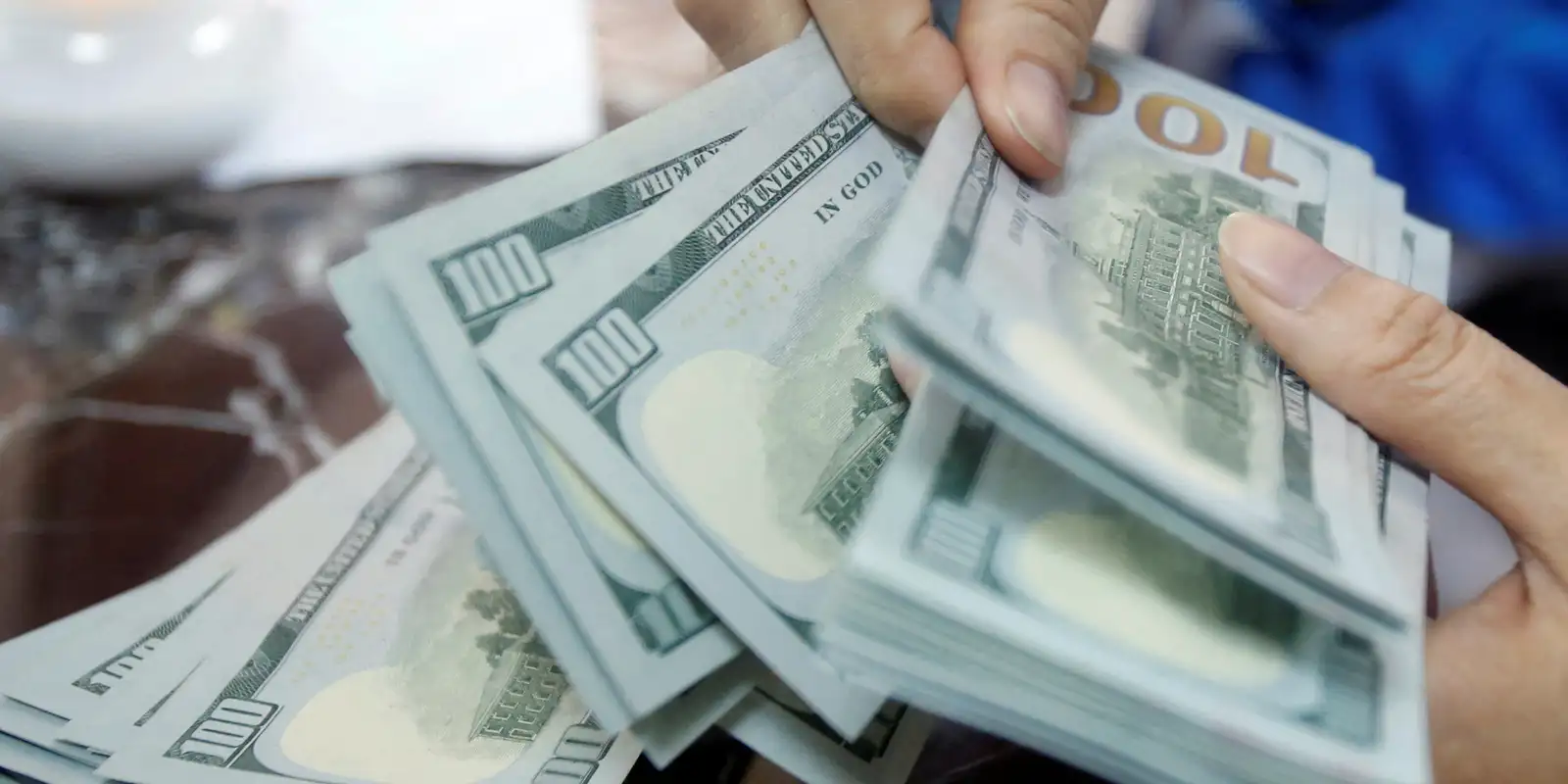 Dólar sobe 0,74% e volta a fechar acima de R$ 5