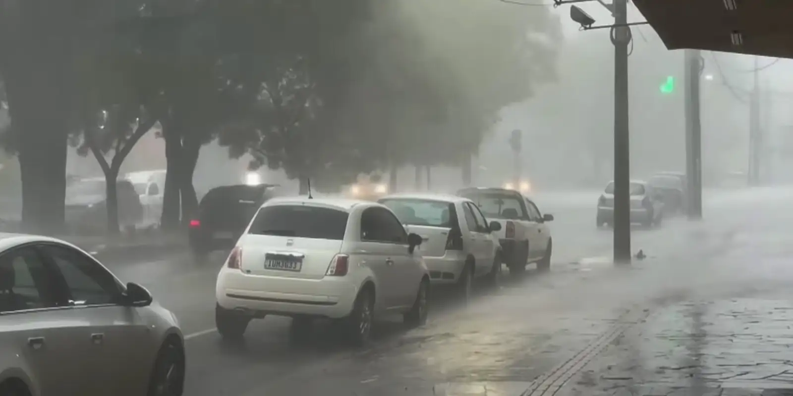 Ciclone e frente fria trazem chuva, ventos e queda de temperatura