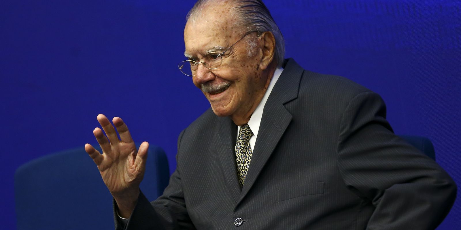 José Sarney recebe alta hospitalar após nove dias de internação