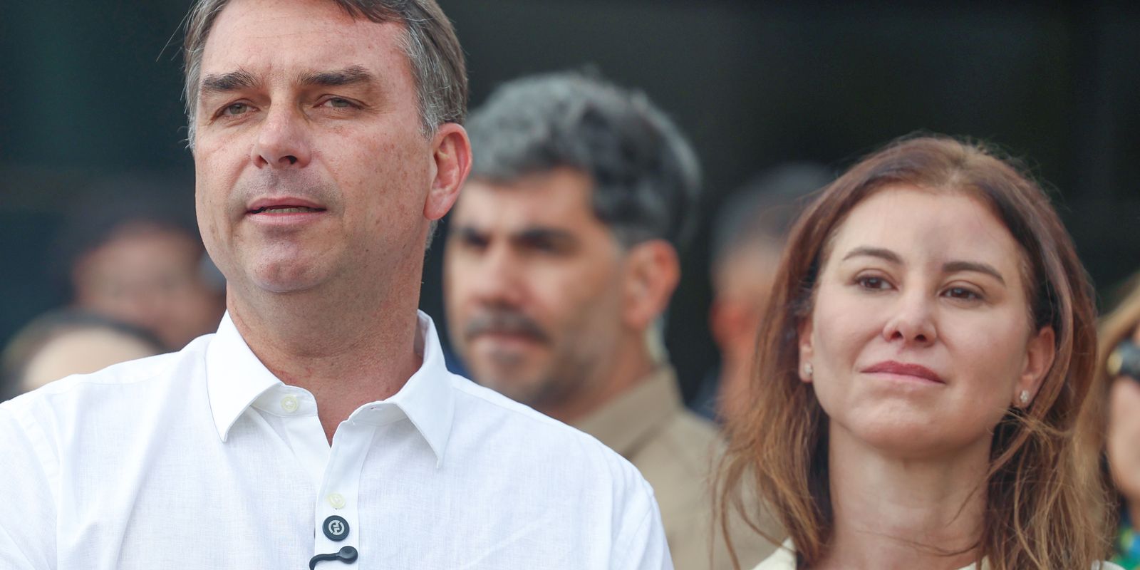 Avião com Flávio Bolsonaro e família segue para Miami