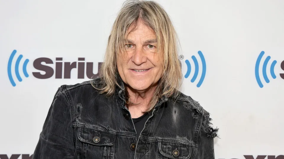 Morre Mike Peters, vocalista da banda de rock The Alarm, aos 66 anos