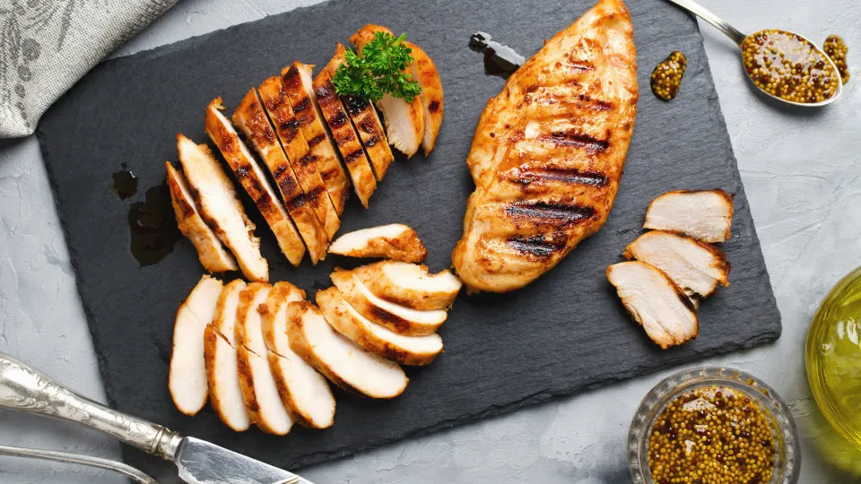 Comer frango pode aumentar "significativamente" o risco de morte