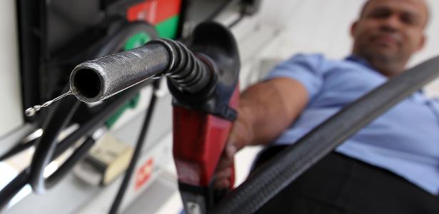 Motoristas de app pouparão R$ 1.800 ao ano com 'nova gasolina', diz governo