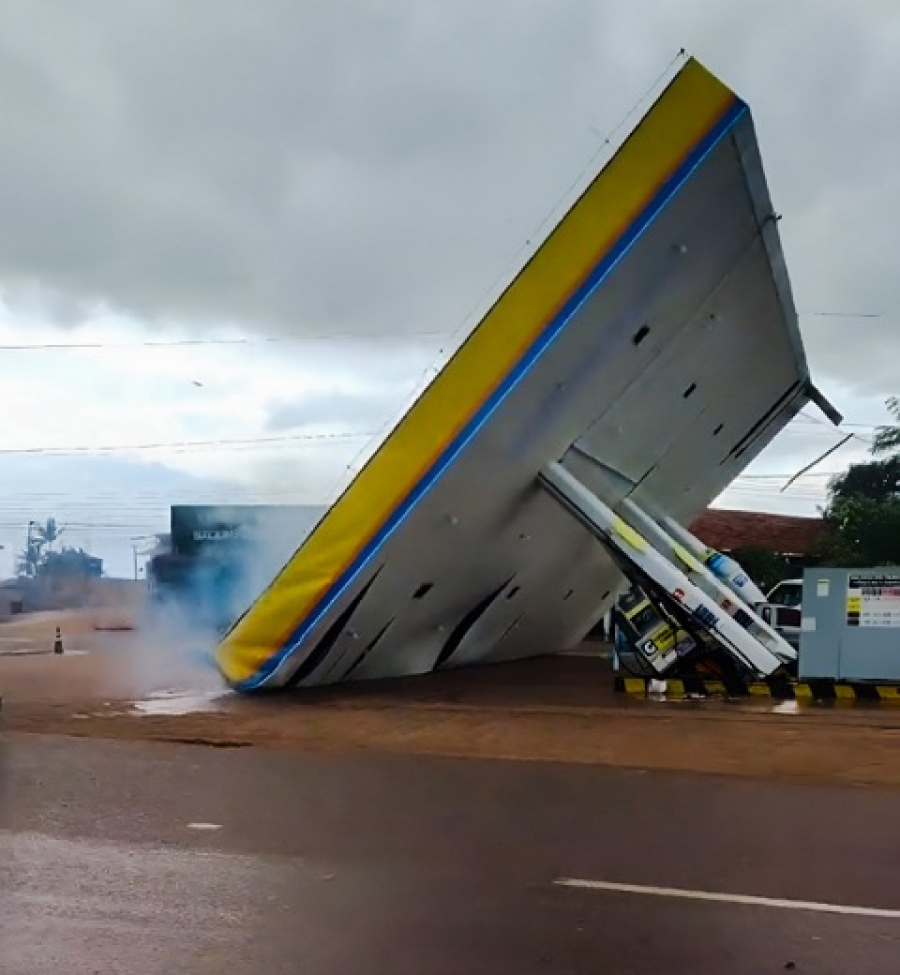 Cobertura de posto de combustíveis desaba durante temporal em Santana