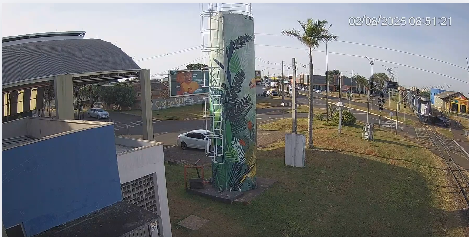 Vídeo flagra colisão entre trem e caminhonete em Arapongas