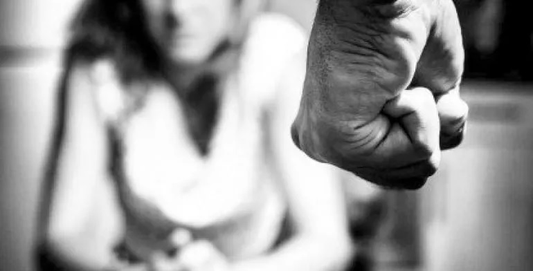 Mãe é agredida pelo filho por não emprestar celular na Vila Reis